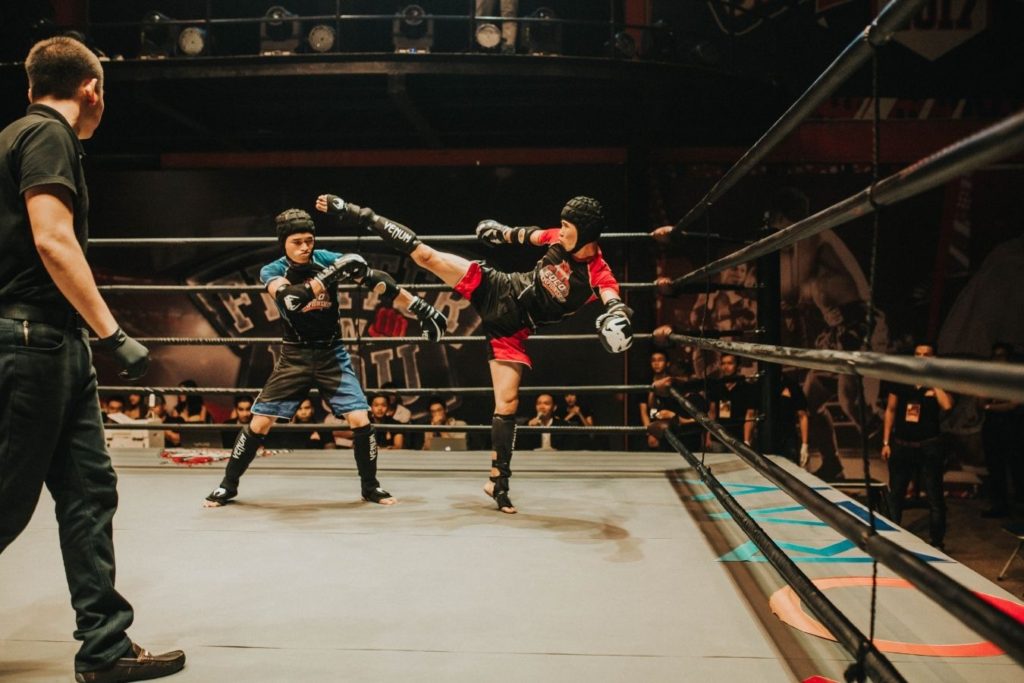 What is the difference between muay thai and kickboxing